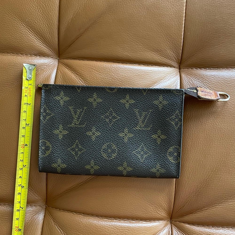Authentic Louis Vuitton Toilette Pouch - Brown & Tan Traditional Monogram. - Picture 11 of 14